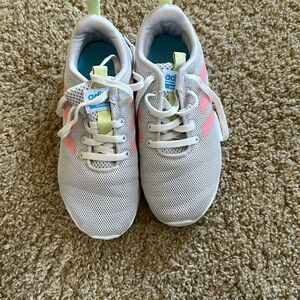 Girls with lace tennis shoes